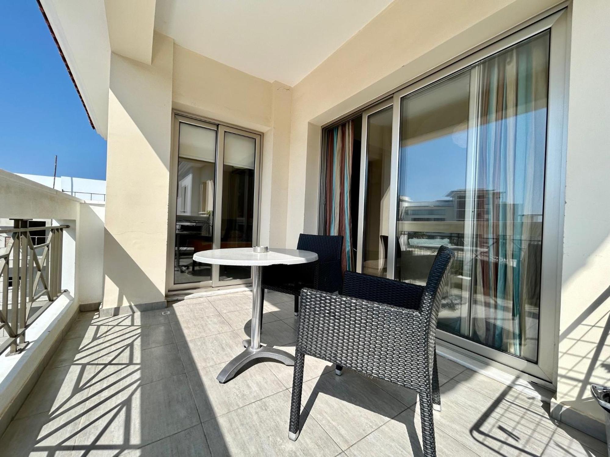 Sun Julz Apartments On The Beach Paphos Eksteriør bilde